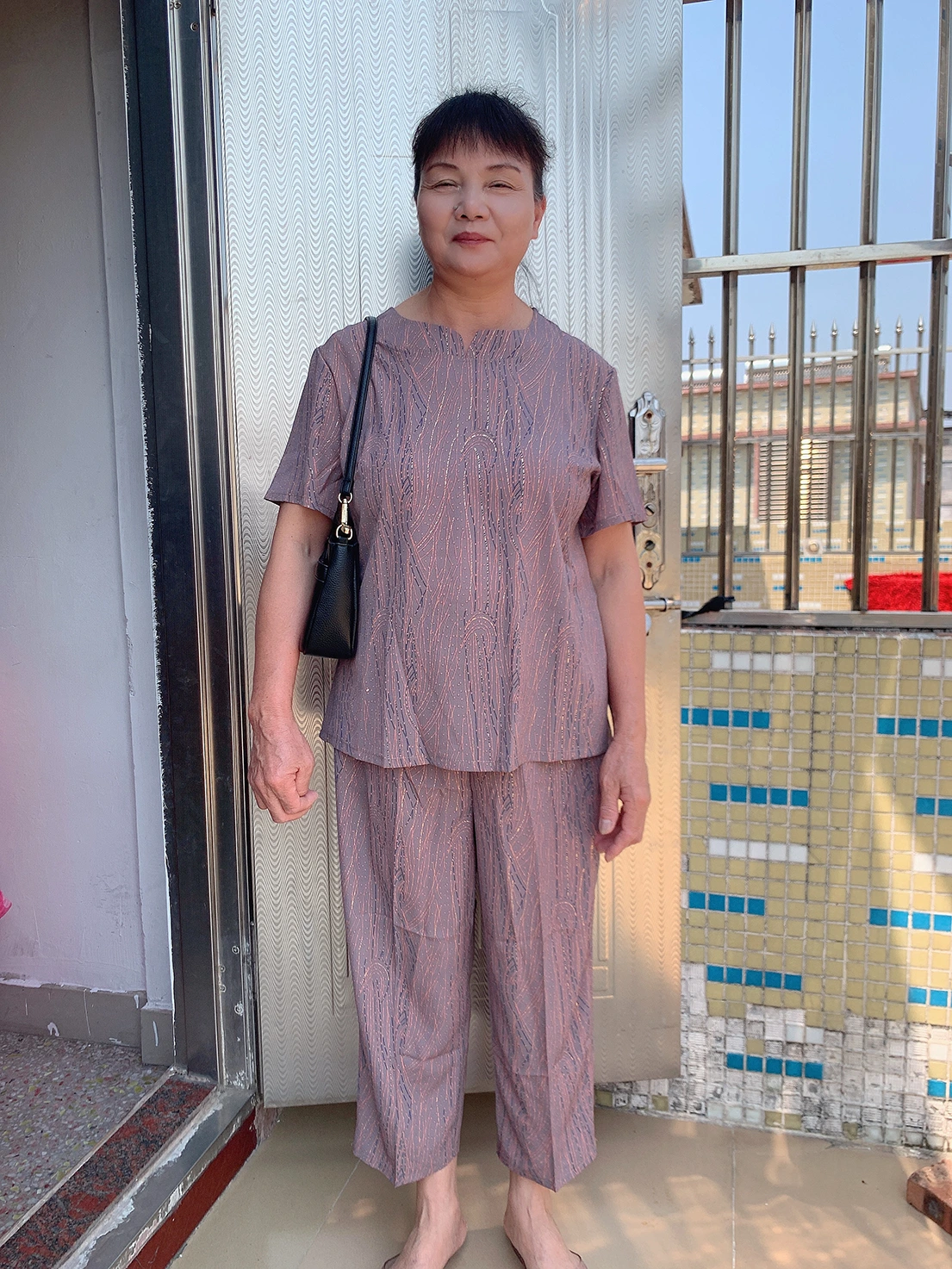 Product Review of Đồ bộ in hoa trung tuổi nữ mặc nhà, nhiều màu, nhiều hoạ tiết nổi bật Women Quần Ngủ Áo Ngủ Pijama lụa from C**S 0